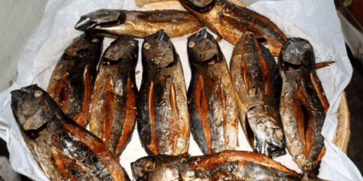 Cara Menikmati Ikan Asar, Dari Sambal Colo-Colo hingga Santan