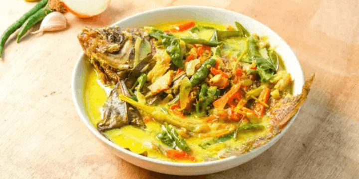 Menikmati Gulai Taboh, Simfoni Gurih Santan dan Ikan Khas Bumi Ruwa Jurai