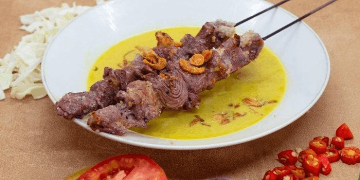 Anatomi Sajian Sate, Kuah Gulai, dan Nasi Hangat