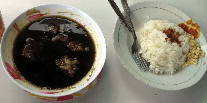 Mengenal Keluak, Sang Jantung dari Kuah Makanan Rawon