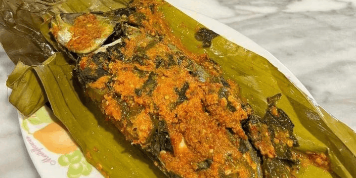 Cara Menikmati Ikan Bungkus ala Masyarakat Lokal