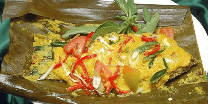 Filosofi Kuliner di Balik Balutan Daun Ikan Bungkus