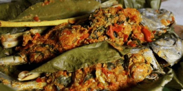 Ikan Bungkus Papua, Gurihnya Rempah di Balik Harumnya Daun Salam