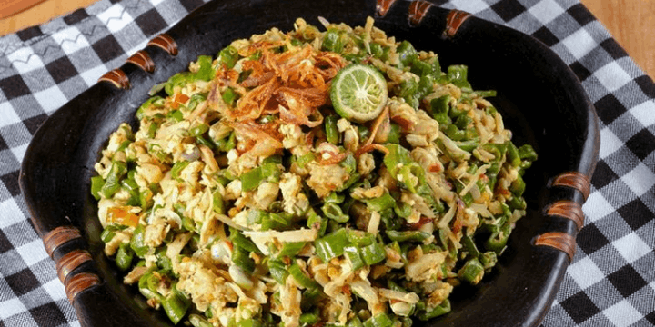 Mengenal Lawar Ayam, Filosofi di Balik Hidangan Tradisional Bali